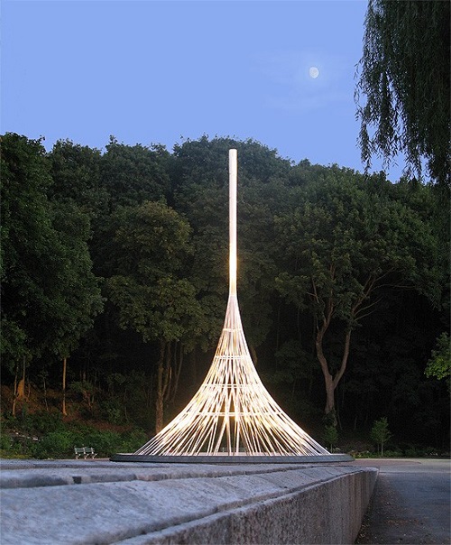 The Rising, a memorial by architect Frederick Schwartz, sits in Kensico Dam Park in Valhalla, New York. One hundred and nine steel rods rise from a circular base, extending like spokes of a wheel and intertwining 80 feet into the air.